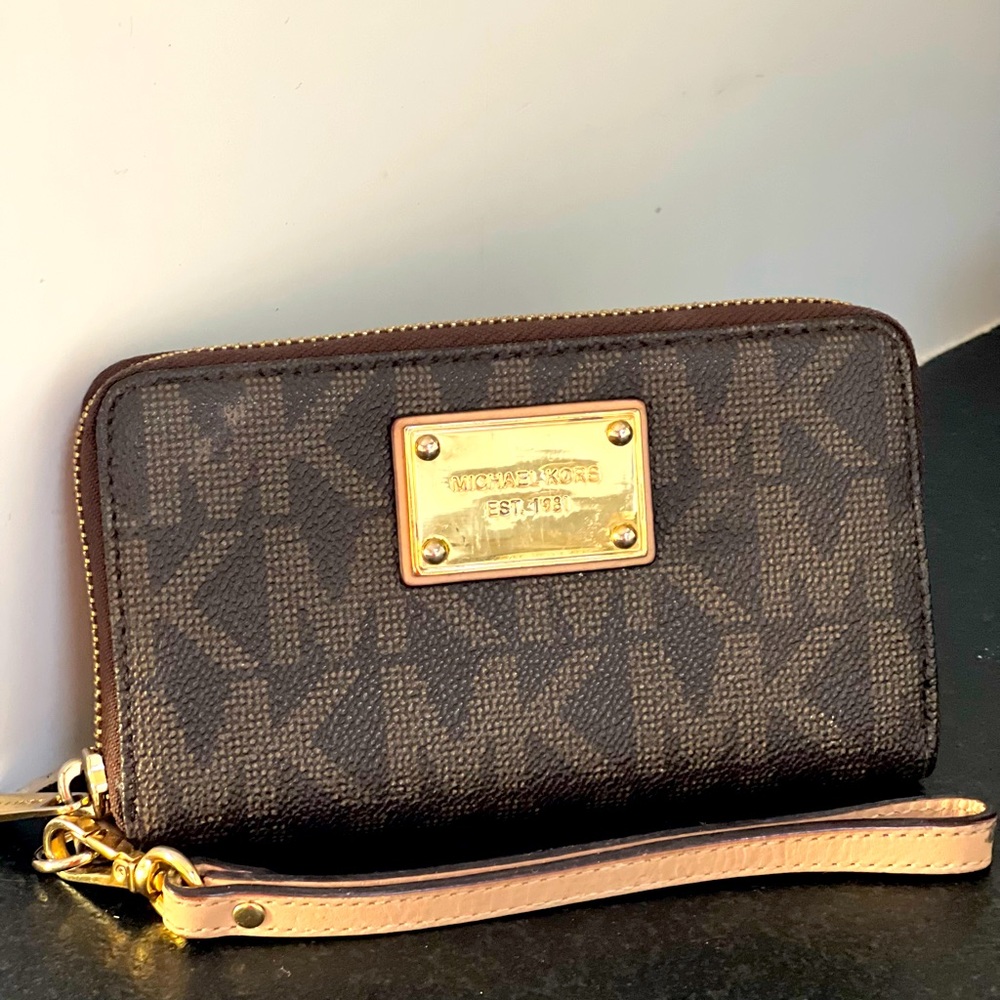 Micheal Kors wristlets wallet